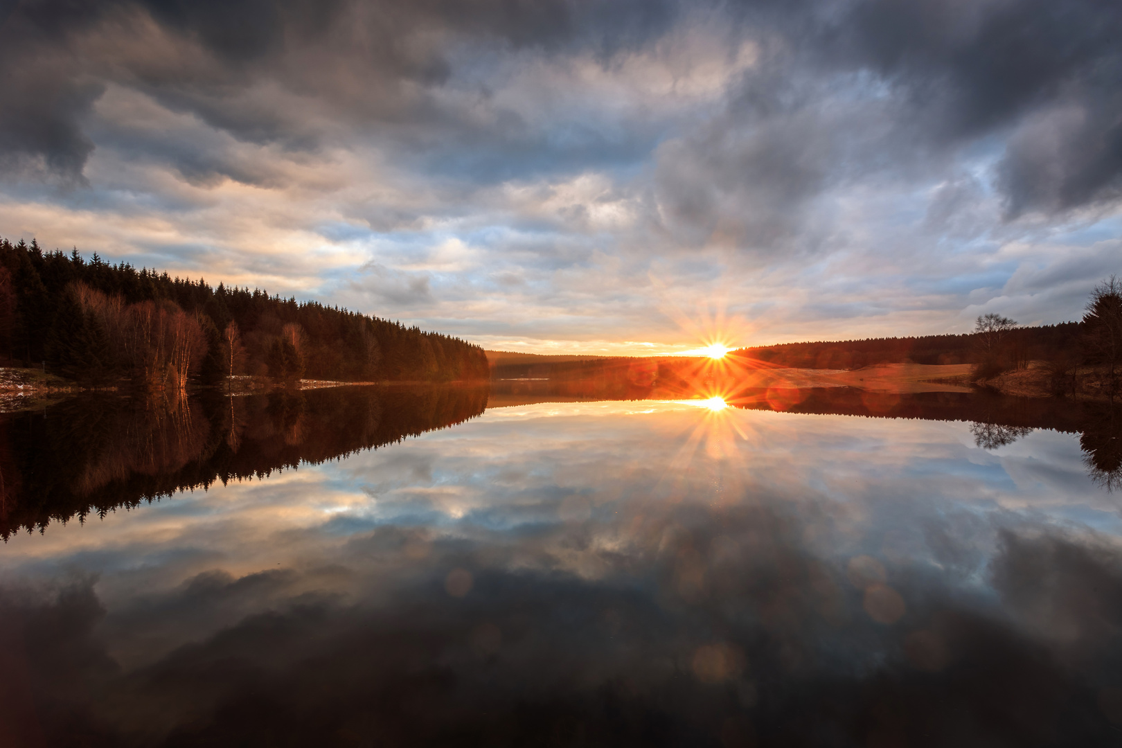 Doppelter Sonnenuntergang an der Mandelholzer Talsperre im Harz