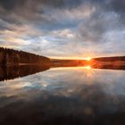 Doppelter Sonnenuntergang an der Mandelholzer Talsperre im Harz