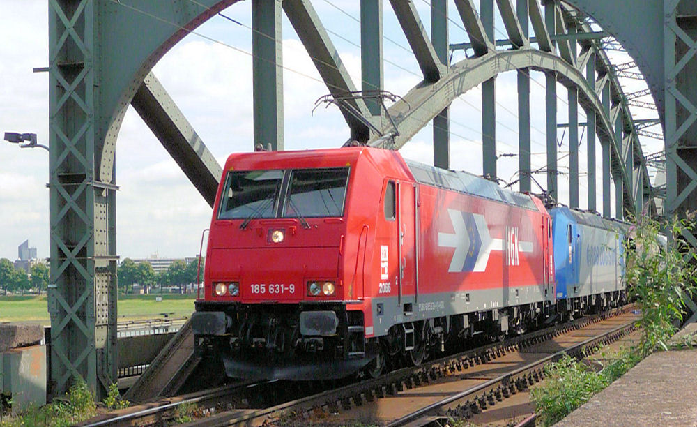 Doppeltraktion der Baureihe 185 auf der Kölner Südbrücke