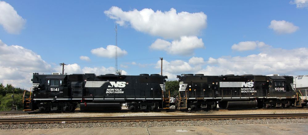 Doppeltraktion EMD GP38-2 Norfolk Southern stehen zum Rangieren auf dem Yard von Greenville,SC,USA