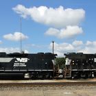 Doppeltraktion EMD GP38-2 Norfolk Southern stehen zum Rangieren auf dem Yard von Greenville,SC,USA