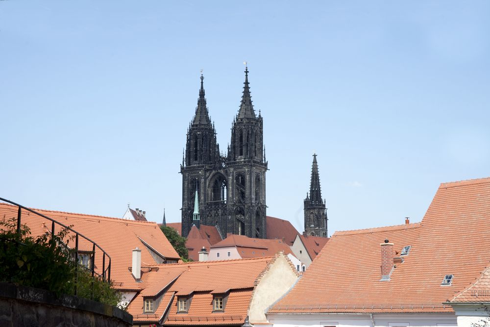 Doppelturm des Dom zu Meißen über den Dächern der Stadt