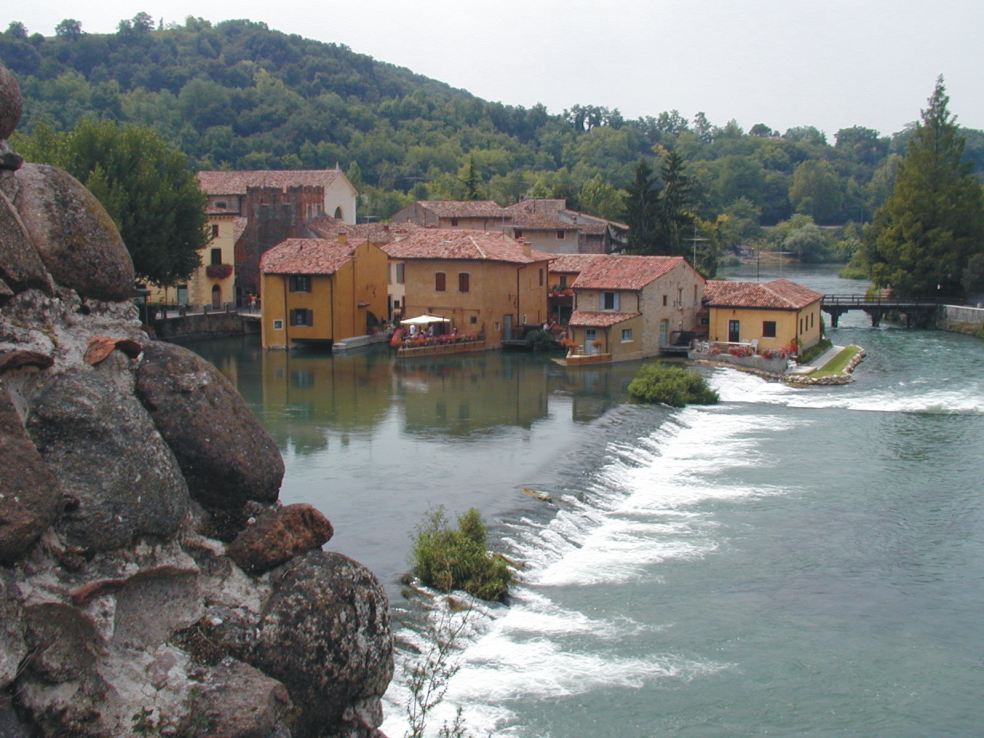 Dorf am Fluß