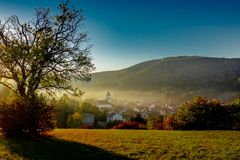 Dorf am Herbstmorgen 