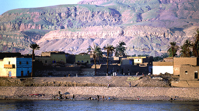 Dorf am Nil im Abendlicht (Oberägypten)