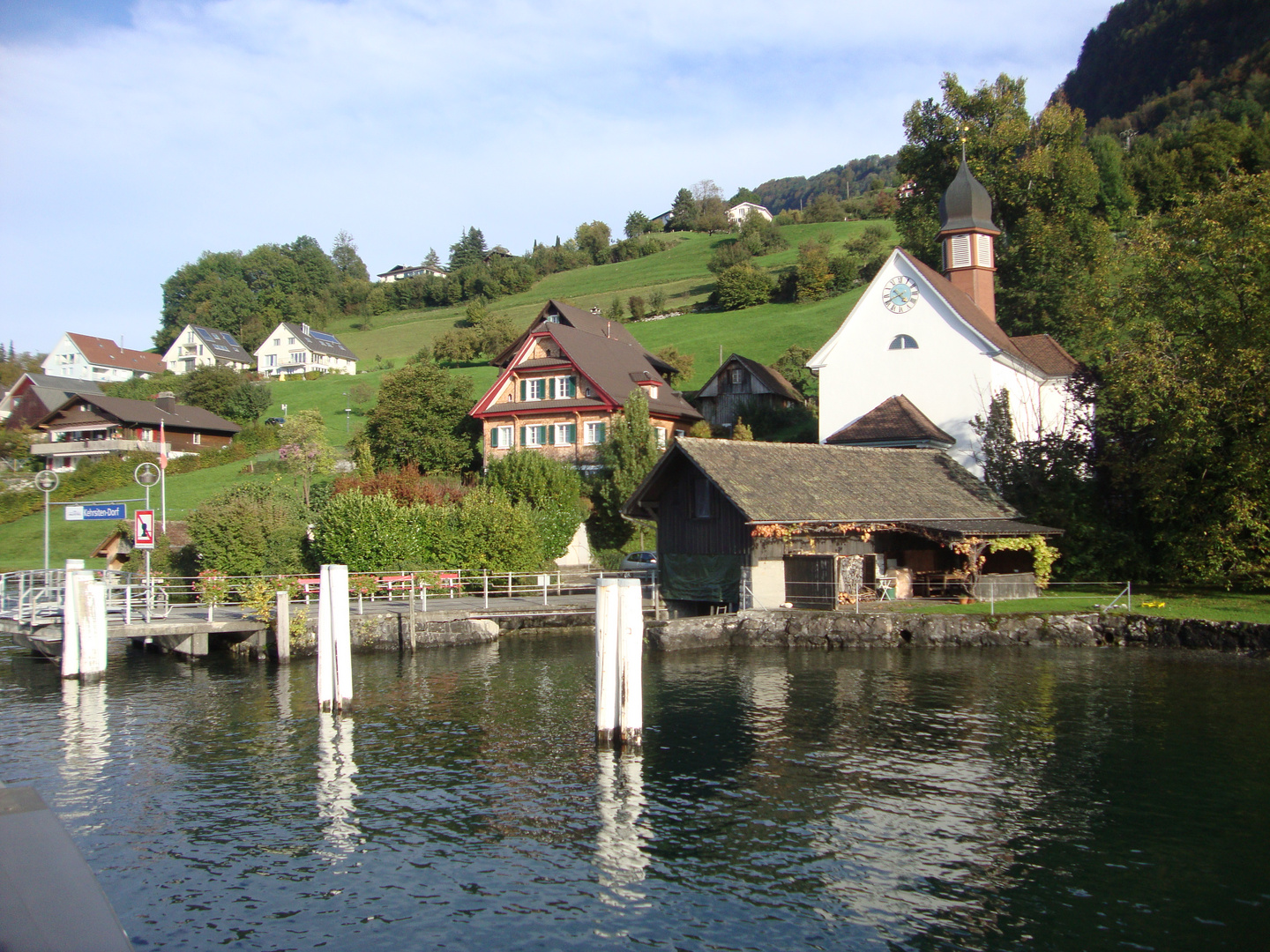 Dorf am See in der Schweiz
