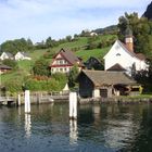 Dorf am See in der Schweiz