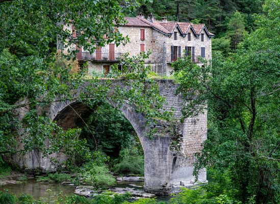 Dorf am Tarn mit halber Brücke.