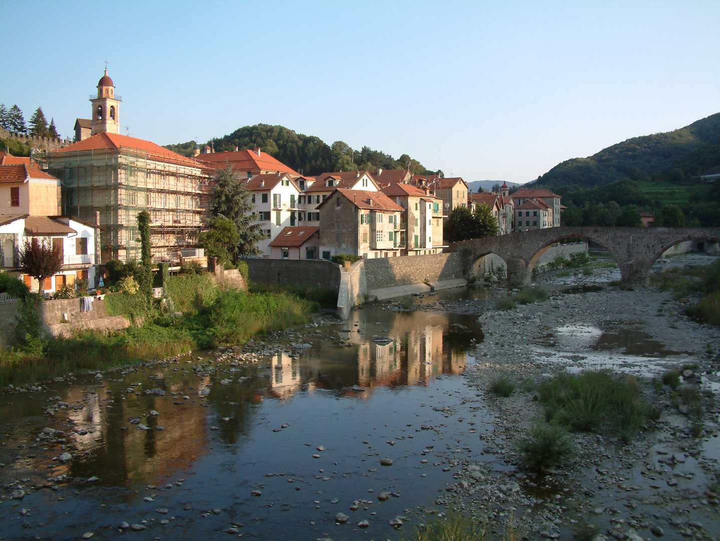 Dorf am Wasser irgendwo in Italien