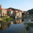 Dorf am Wasser irgendwo in Italien