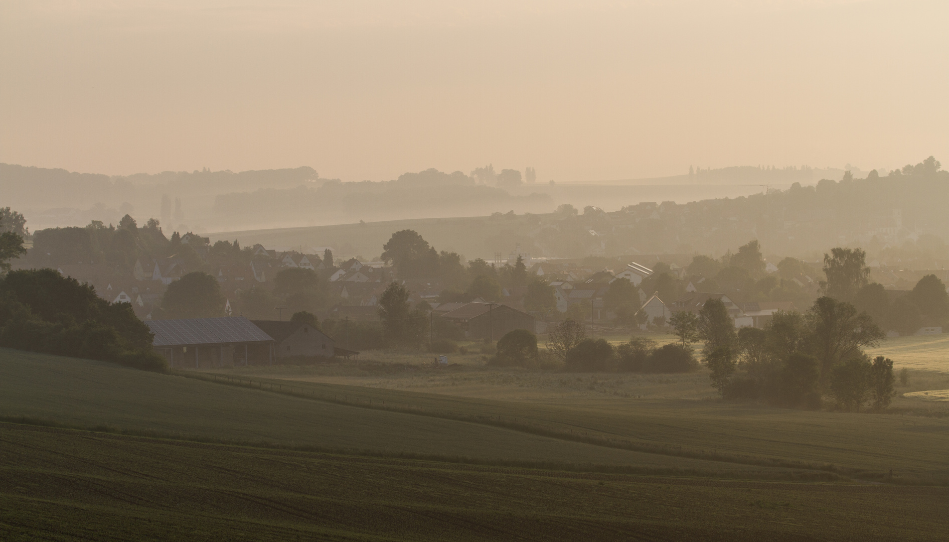 Dorf im Frühnebel