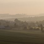 Dorf im Frühnebel