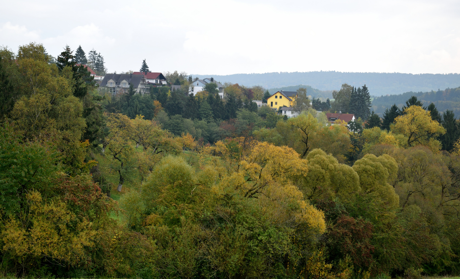 Dorf im Herbst