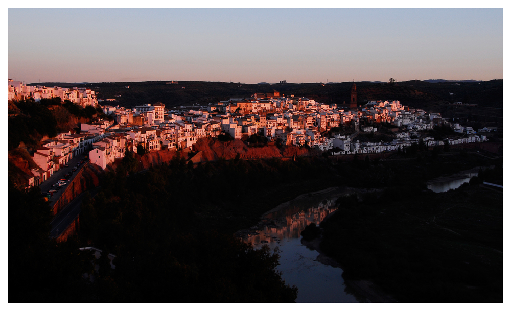 Dorf im Licht der aufgehenden Sonne