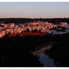 Dorf im Licht der aufgehenden Sonne