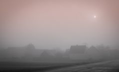 Dorf im Morgennebel