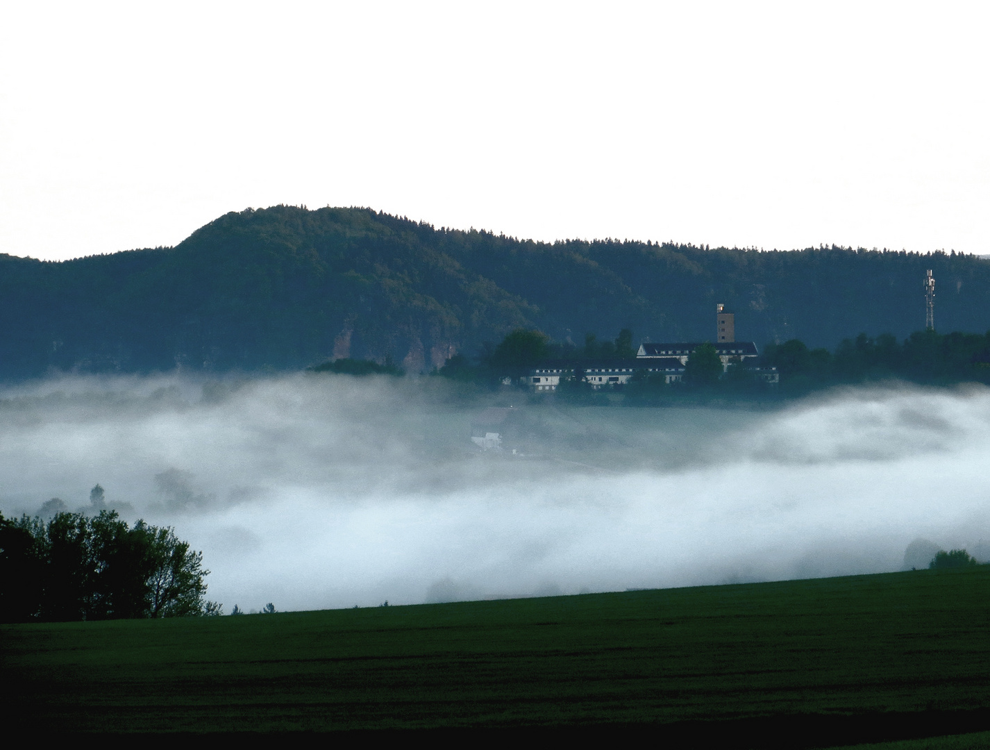 Dorf im Nebel