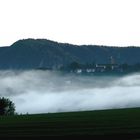 Dorf im Nebel