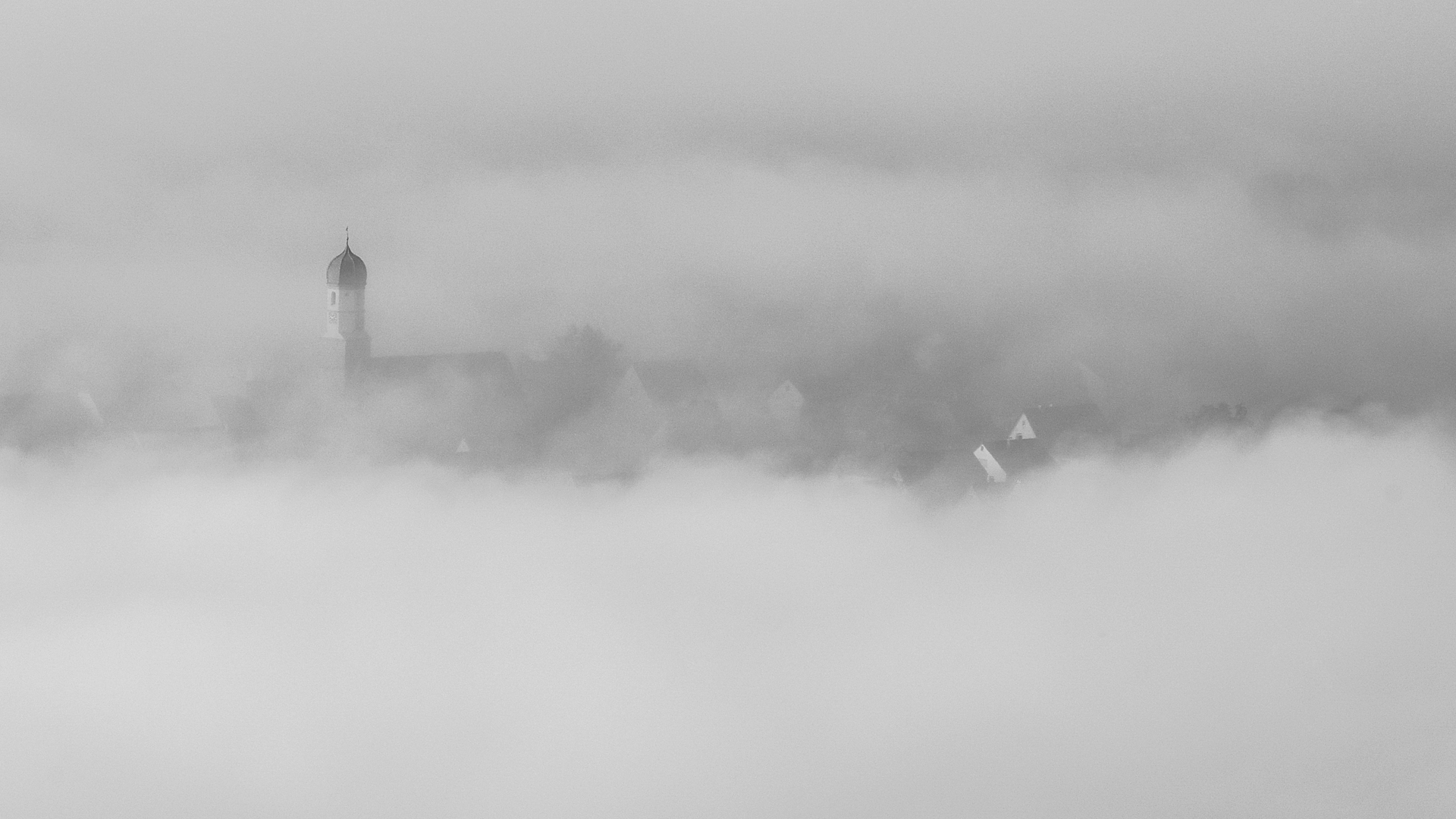 Dorf im Nebel