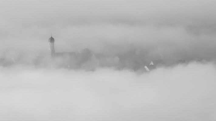 Dorf im Nebel