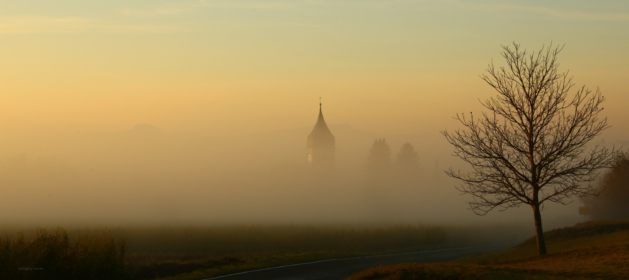 Dorf im Nebel