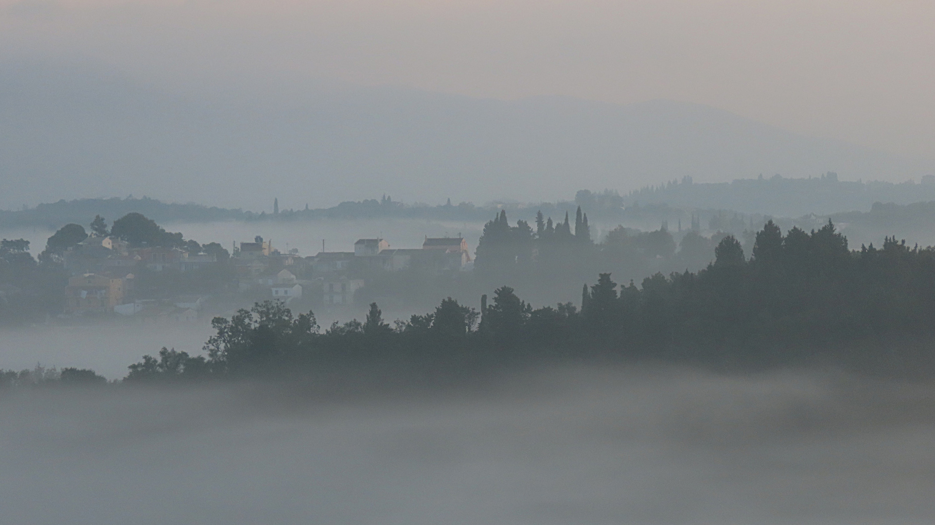 Dorf im Nebel