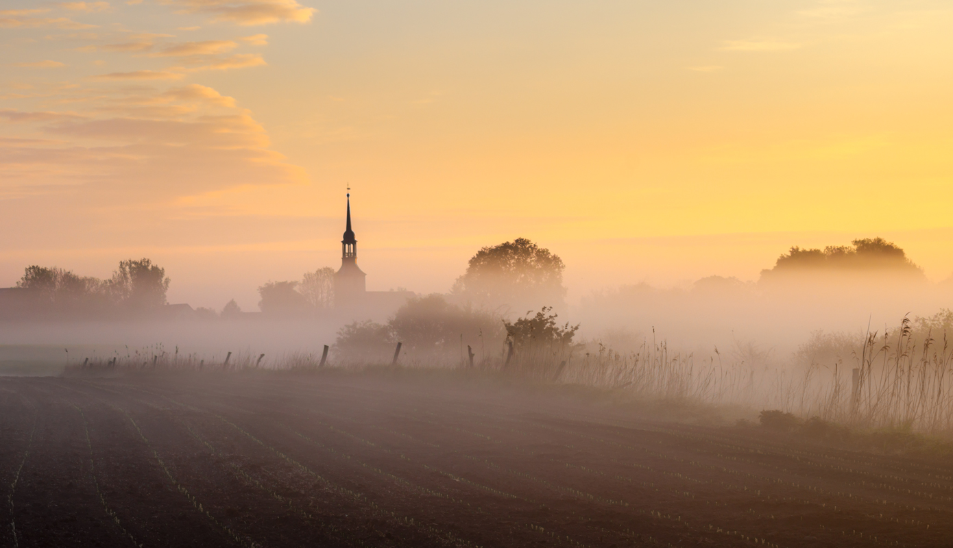 Dorf im Nebel