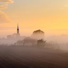 Dorf im Nebel