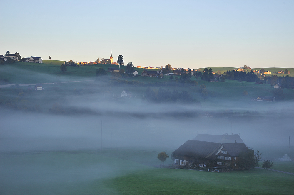 Dorf im Nebel