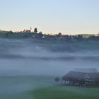 Dorf im Nebel