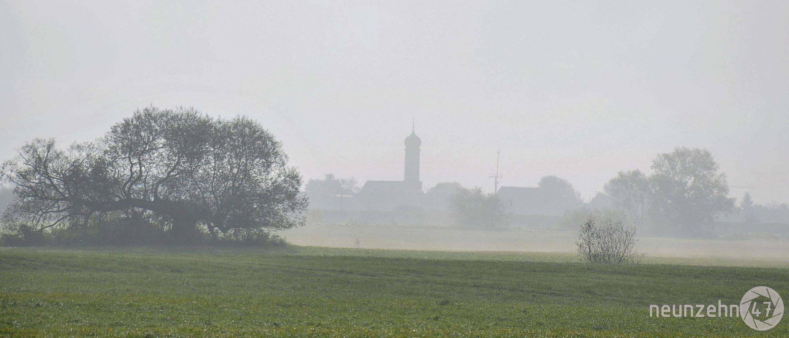 Dorf im Nebel.