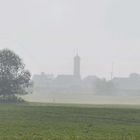 Dorf im Nebel.