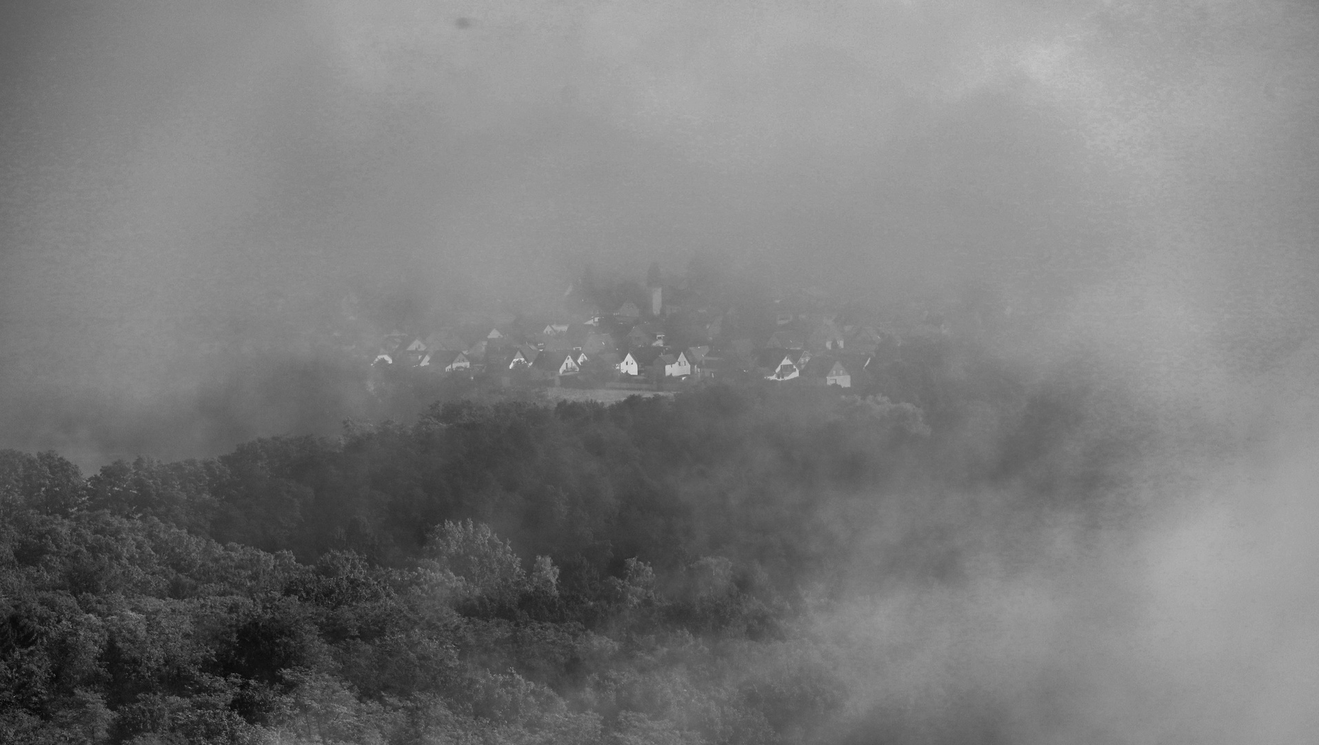 Dorf im  Nebel