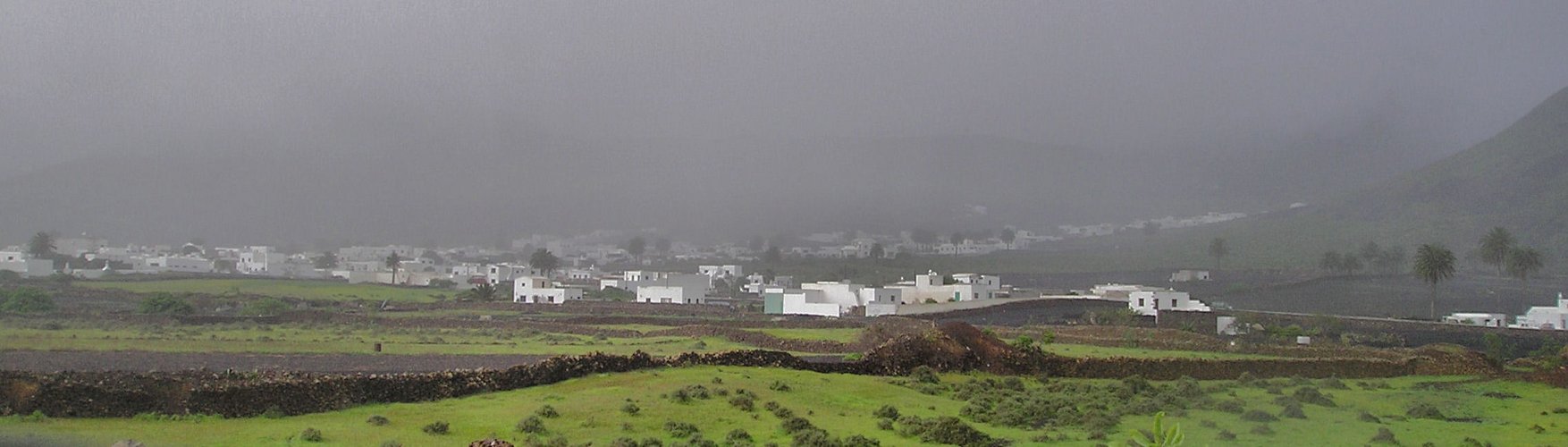 Dorf im Regen