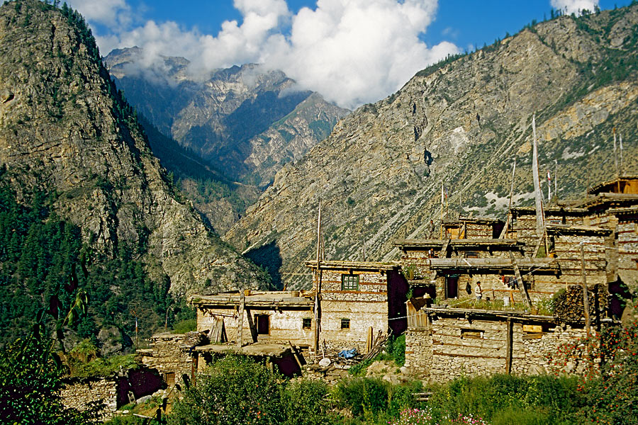 Dorf im Tal des Karnali-Rivers
