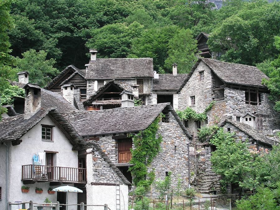 Dorf im Tessin