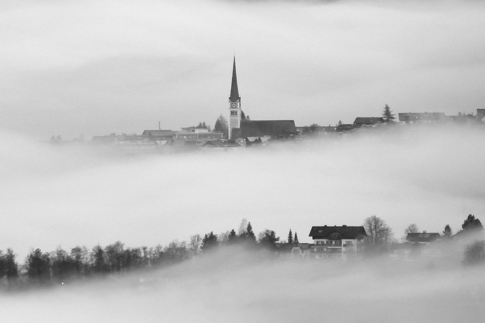 Dorf in den Wolken