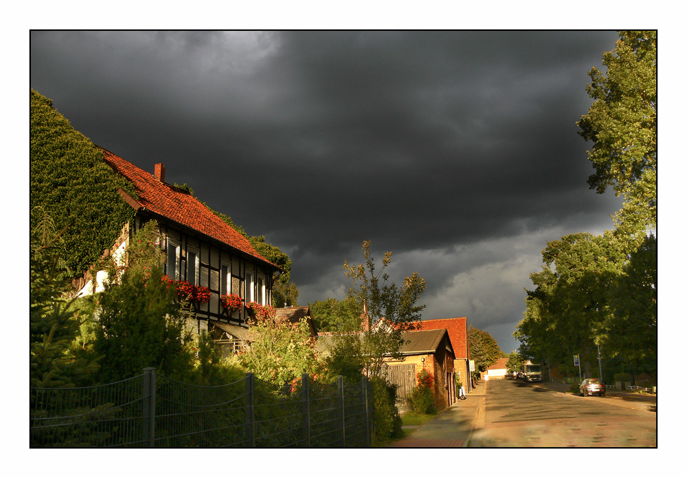 Dorf in der Abendsonne - Regen zieht auf