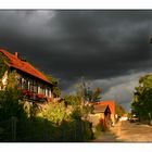 Dorf in der Abendsonne - Regen zieht auf