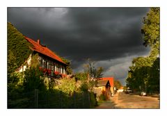 Dorf in der Abendsonne - Regen zieht auf