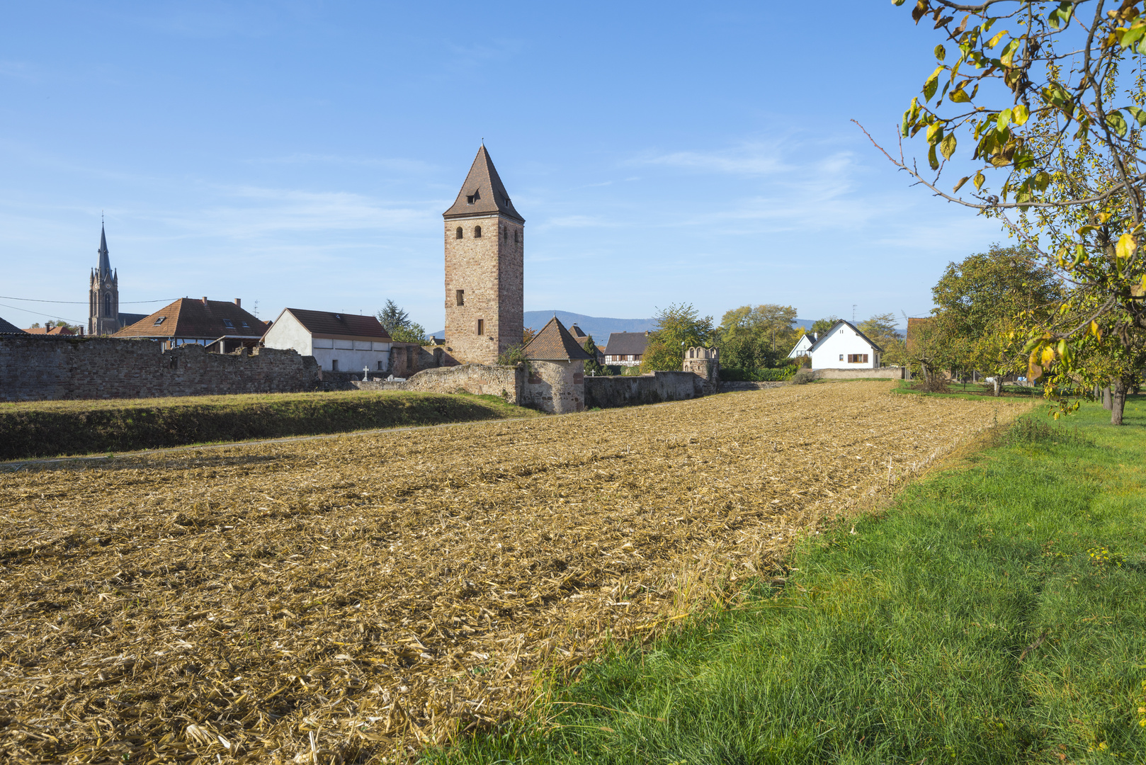 Dorf Niedernai mit Stadtmauer