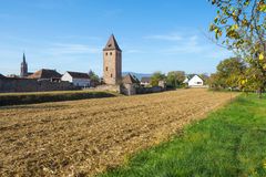 Dorf Niedernai mit Stadtmauer