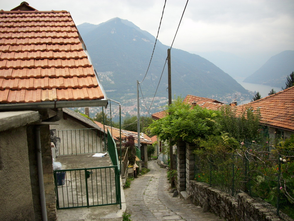 Dorf oberhalb des Lago di Como