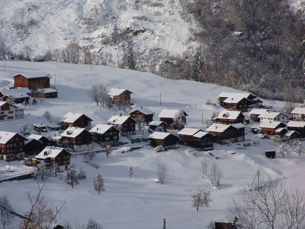 Dorf Surcasti im Winter