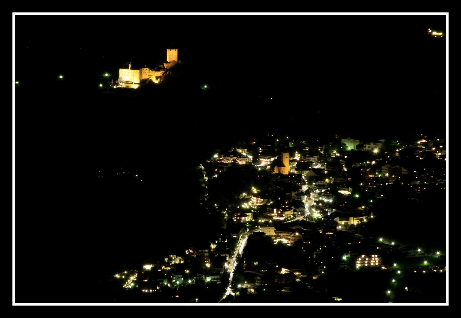 Dorf Tirol mit Schloss Tirol bei Nacht