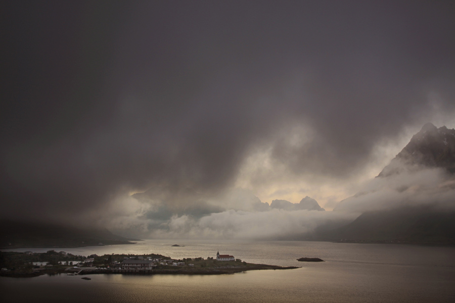 Dorf um Mitternacht auf den Lofoten