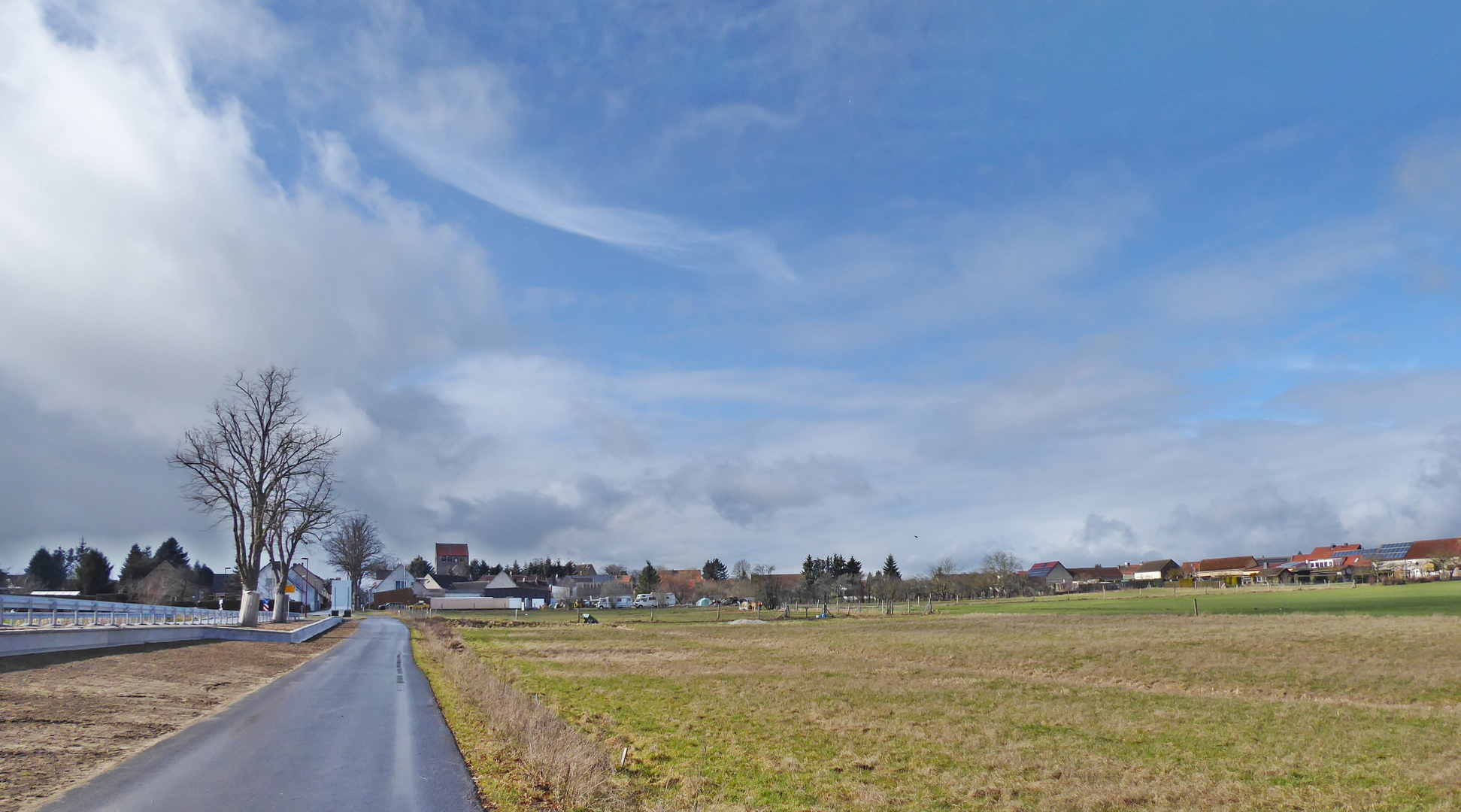 Dorf unter blauem Himmel