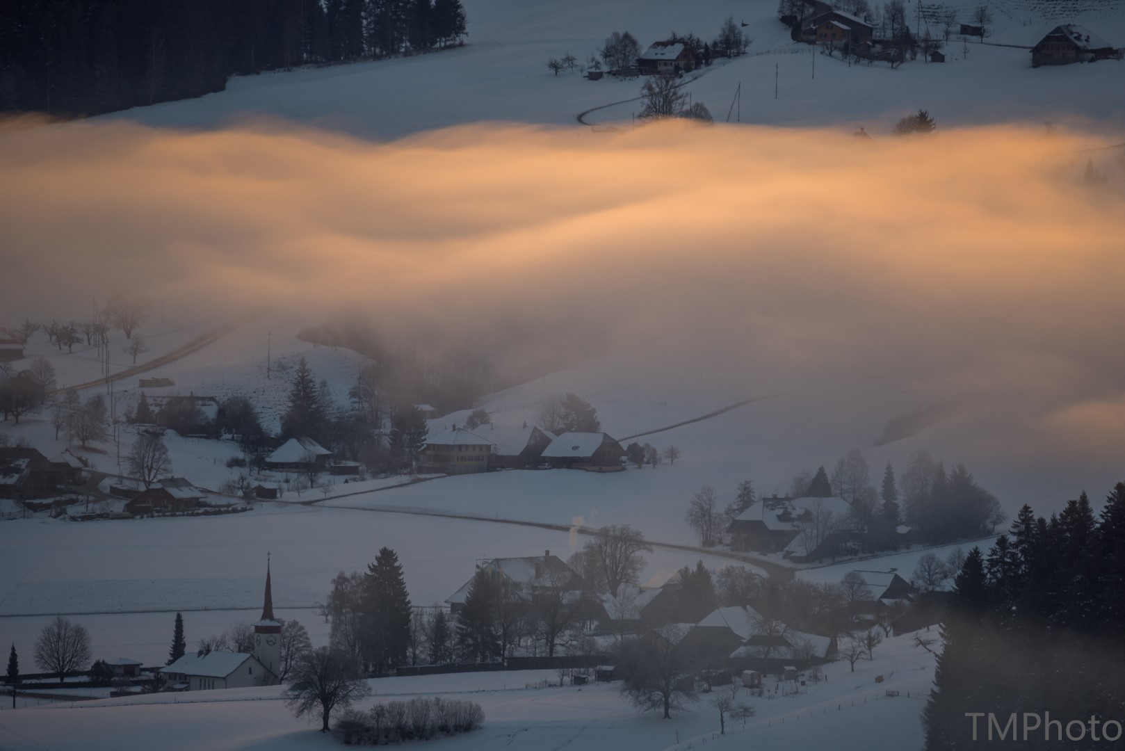 Dorf unter einem leichten Nebelschleier