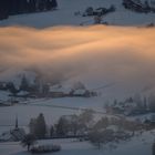 Dorf unter einem leichten Nebelschleier