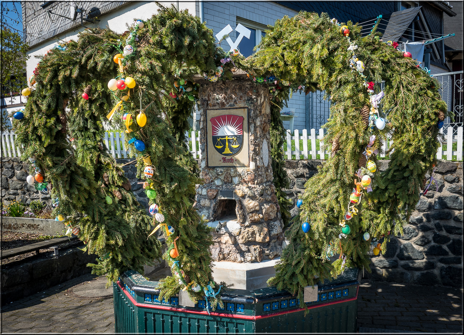 Dorfbrunnen im Osterkleid